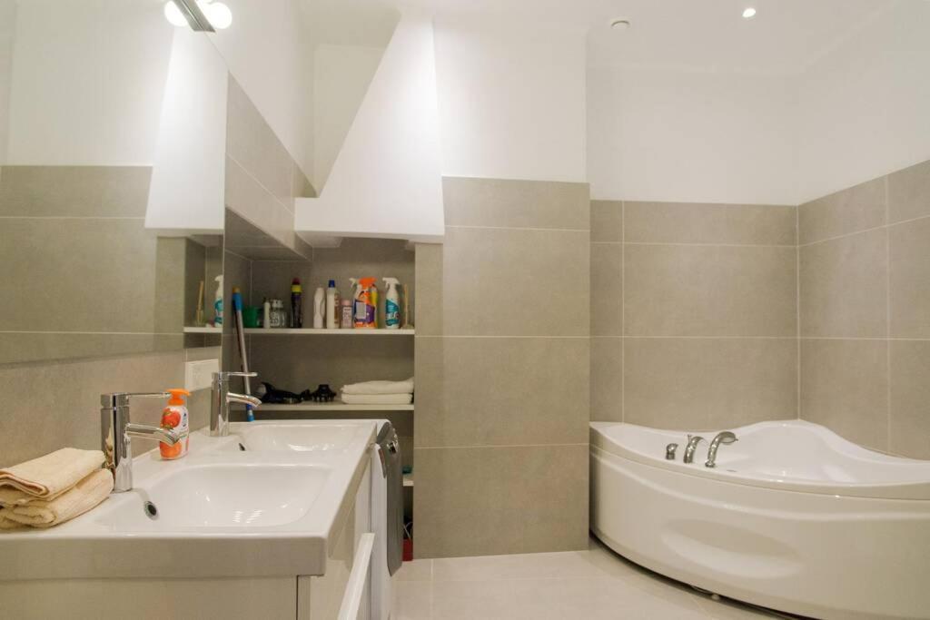 Modern & Spacious 80M2 Apartment In Riga Old Town Luaran gambar